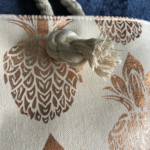 Super fun lightweight beach bag with pineapple design✨ - Picture 9 of 13